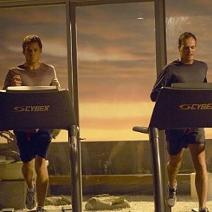 Jonny Lee Miller e Michael C. Hall in una scena dell'episodio 'Teenage Wasteland' di Dexter