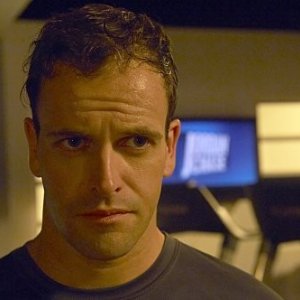 Jonny Lee Miller in una sequenza dell'episodio 'Teenage Wasteland' di Dexter