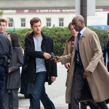 Joshua Jackson e Lance Reddick in una scena dell'episodio Entrada di Fringe