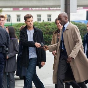 Joshua Jackson e Lance Reddick in una scena dell'episodio Entrada di Fringe
