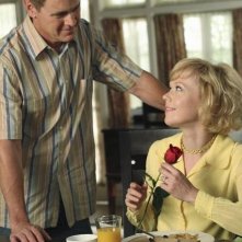 Mark Moses ed Emily Bergl in una scena dell'episodio You Must Meet My Wife di Desperate Housewives