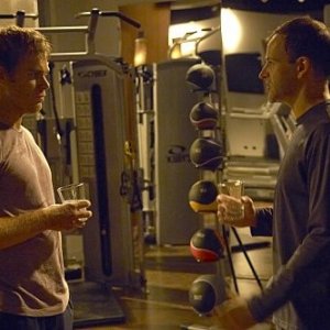 Michael C. Hall e Jonny Lee Miller in una scena dell'episodio 'Teenage Wasteland' di Dexter