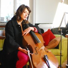 Valentina Lodovini nei panni di una musicista nel film La donna della mia vita