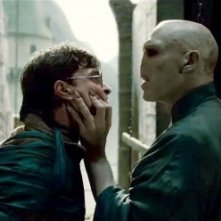 Daniel Radcliffe Faccia A Fiaccia Con Un Irriconoscibile Ralph Fiennes In Harry Potter E I Doni Dell 184139