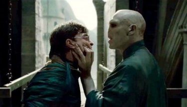 Daniel Radcliffe faccia a fiaccia con un irriconoscibile Ralph Fiennes in Harry Potter e i doni della morte - parte 2