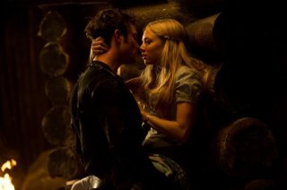 Un bacio appassionato per Amanda Seyfried in Red Riding Hood