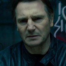 Un intenso primo piano di Liam Neeson in Unknown