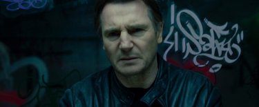 Un intenso primo piano di Liam Neeson in Unknown