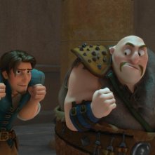 Flynn e Hook Hand in una sequenza del cartoon Rapunzel - L'intreccio della torre