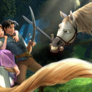 Flynn e Rapunzel con Maximus nel cartoon Rapunzel - L'intreccio della torre