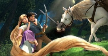 Flynn e Rapunzel con Maximus nel cartoon Rapunzel - L'intreccio della torre