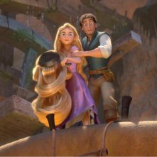 Flynn e Rapunzel in una sequenza del cartoon Rapunzel - L'intreccio della torre