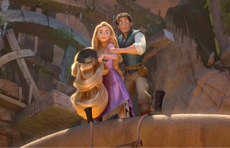 Flynn e Rapunzel in una sequenza del cartoon Rapunzel - L'intreccio della torre