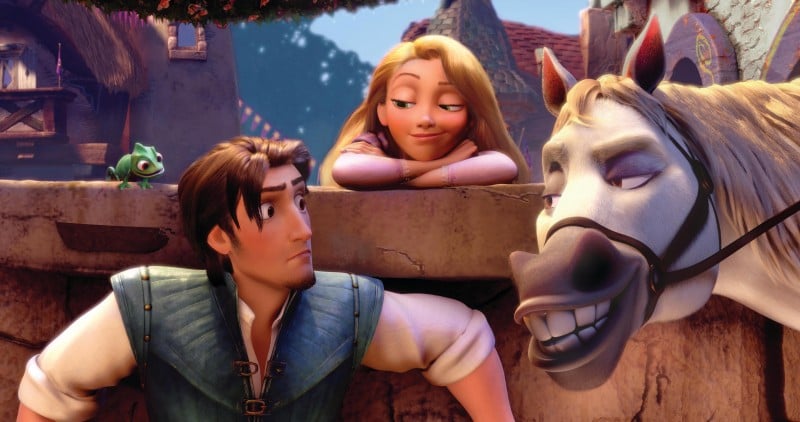 Flynn e Rapunzel tra Pascal e Maximus nel cartoon Rapunzel - L'intreccio della torre