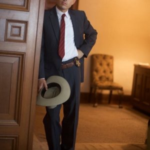 Il minaccioso Casey Affleck in una scena del film The Killer Inside Me