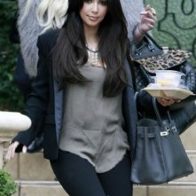 Kim Kardashian lascia la sua casa e si dirige verso l'aeroporto di Los Angeles