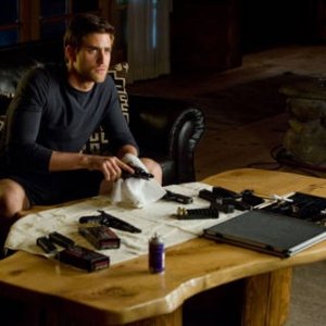 Oliver Jackson-Cohen in un'immagine dell'action Faster