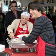 Thanksgiving Day 2010: Kirk Douglas serve fette di tacchino arrosto ai senzatetto di Los Angeles.