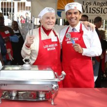 Thanksgiving Day 2010: Kirk Douglas serve fette di tacchino arrosto ai senzatetto di Los Angeles assieme al sindaco Antonio Villaraigosa