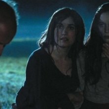 Andrew Bolton con Marysia Kay, Anna Tolputt e Gabrielle Douglas in un'immagine dell'horror The Scar Crow