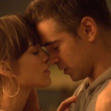 Colin Farrell e Keira Knightley in un'immagine romantica di London Boulevard