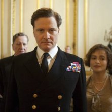 Colin Firth tra Geoffrey Rush e Helena Bonham Carter nel film The King's Speech