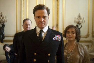 Colin Firth tra Geoffrey Rush e Helena Bonham Carter nel film The King's Speech