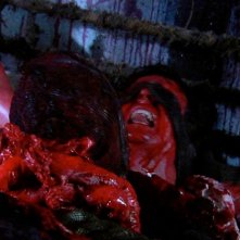 Darren McIlroy in una scena insanguinata dell'horror The Scar Crow