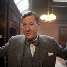 Geoffrey Rush in una scena del film The King's Speech