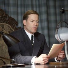 Guy Pearce in una scena del film The King's Speech