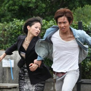 Manami Konishi e Keisuke Koide in una scena del film Strangers in the City