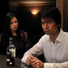 Manami Konishi e Tôru Nakamura in una scena del film Strangers in the City