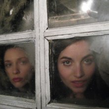 Marysia Kay e Anna Tolputt  in un'immagine dell'horror The Scar Crow