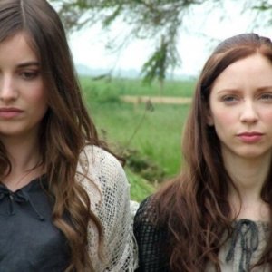 Marysia Kay e Anna Tolputt in una scena dell'horror The Scar Crow