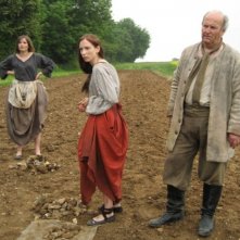 Marysia Kay e Gabrielle Douglas con Andrew Bolton in un'immagine dell'horror The Scar Crow