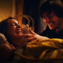 Nina Zanjani e Igor Necemer in una scena del film Tornando a casa per Natale