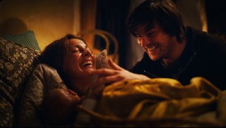 Nina Zanjani e Igor Necemer in una scena del film Tornando a casa per Natale
