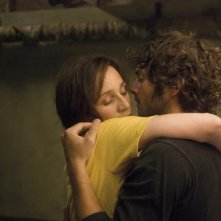 l'abbraccio tra Pio Marmaï con Kristin Scott Thomas nel film Contre toi