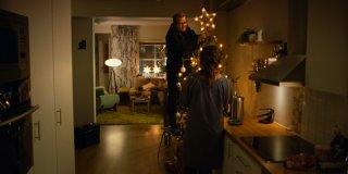 Una scena domestica del film Tornando a casa per Natale