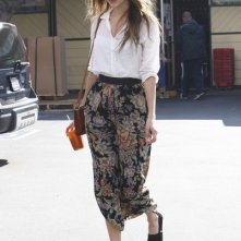 Isabel Lucas prende un frullato da Nature Mart in Los Feliz