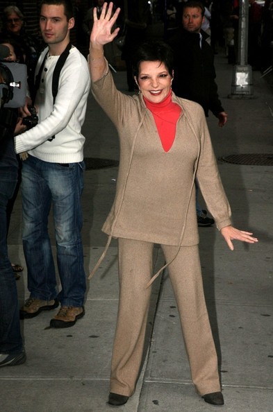 Liza Minnelli Saluta I Fan Mentre Cammina Per New York Con Una Troupe Cinematografica 184651