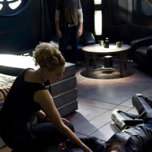 Alaina Kalanj , Robert Carlyle e Julie McNiven nell'episodio Malice di Stargate Universe
