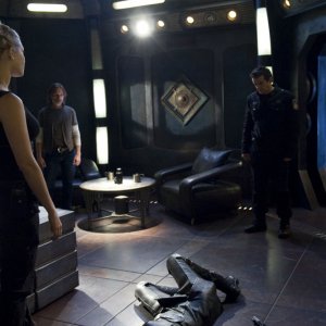 Alaina Kalanj , Robert Carlyle, Julie McNiven, Justin Louis e David Blue in Malice di Stargate Universe