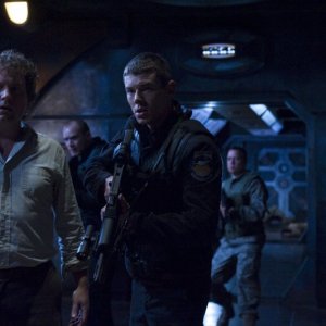 Brian J. Smith e Patrick Gilmore in una tesa scena dell'episodio Malice di Stargate Universe