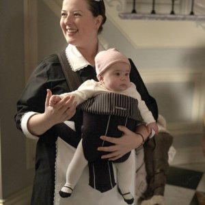 Dorota (Zuzanna Szadkowski) e la bambina in un momento dell'episodio Gaslit di Gossip Girl