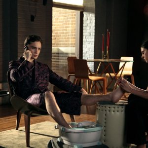 Ed Westwick durante una pedicure in una scena dell'episodio The Witches of Bushwick di Gossip Girl