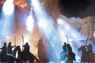 I cowboys sotto attacco alieno in una sequenza del film Cowboys & Aliens