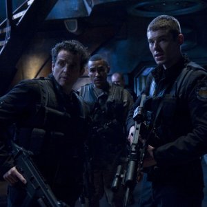 Il Colonnello Young (Justin Louis), il Sergente Greer (Jamil Walker Smith) e il Tenente Scott (Brian J. Smith) in Malice di Stargate Universe
