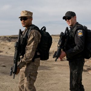 Il Sergente Greer (Jamil Walker Smith) e il Tenente Scott (Brian J. Smith) nell'episodio Malice di Stargate Universe