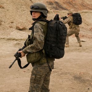 Il Tenente James (Julia Anderson) ispeziona la zona nell'episodio Malice di Stargate Universe